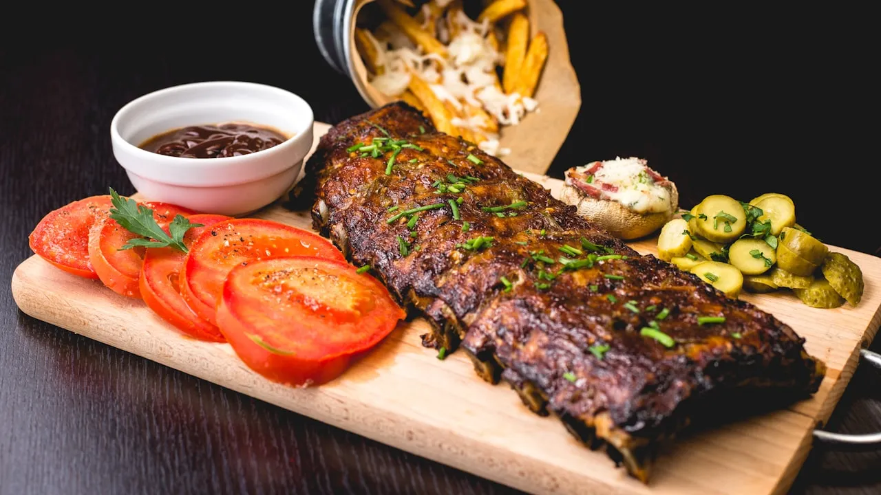 Gereiftes Rindfleisch-Teilstück im Anschnitt – Vergleich von wet aged und dry aged für die Gastronomie