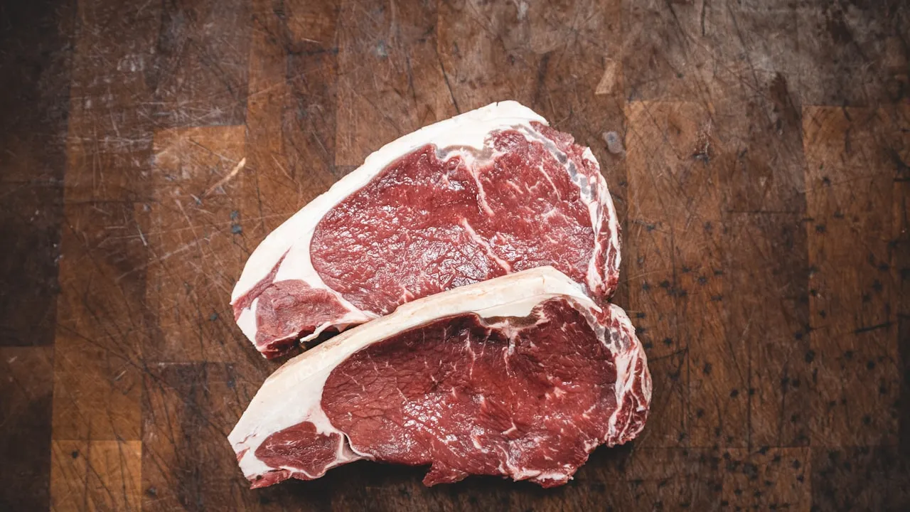 Rinderteilstücke auf dem Zuschnittbrett – Grundlage der Fleischverlust-Kalkulation in der Gastronomie
