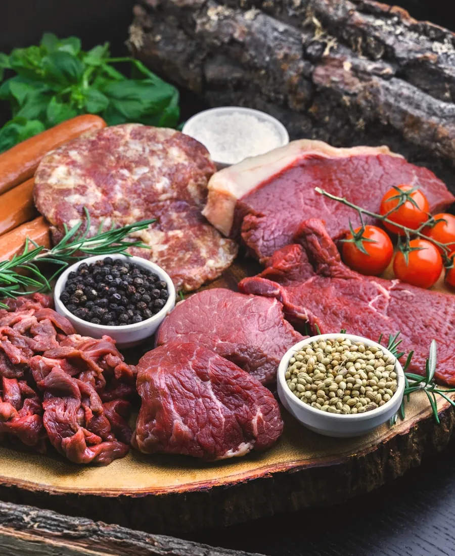 Frische Fleischauswahl in der Kühltheke eines Fleischlieferanten für die Gastronomie