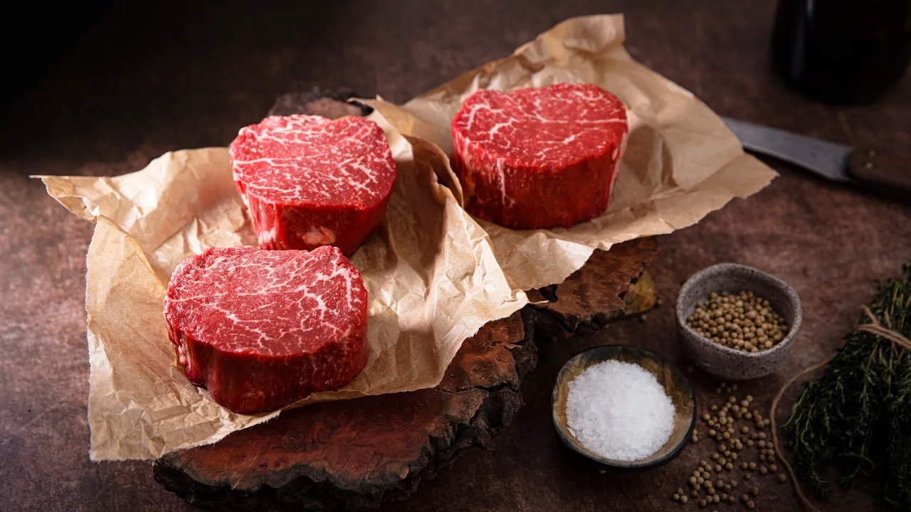 Rohe Rinderfilet-Medaillons auf Metzgerpapier mit Salz und Pfeffer – Ausgangsbasis zum Parieren in der Gastroküche